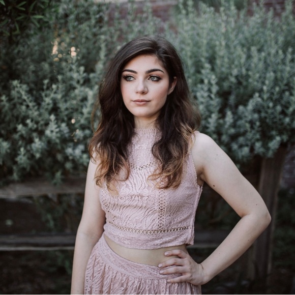 Meet your Posher, Claudia - Picture 2 of 3